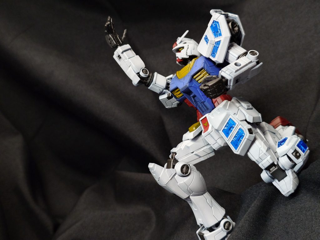 このポーズありきで製作しています。本来の立像とは肩アーマーが違いますが、雰囲気再現という事でご覧ください(gundam-kao5)