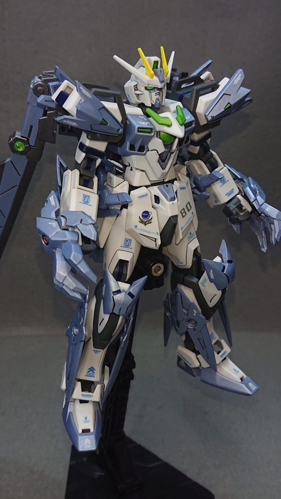 頭部    　　　：ストライク胴体    　　　：ウイングガンダムゼロ炎腰部    　　　：ストライク+30MS肩    　　　　：ストライク+30MS腕部   　　　 ：ストライク+30MS脚部    　　　：ストライク+30MSバックパック：30MM+ビルダーズパーツ+ジーエンアルトロン武装    　　　：爪(30MS)     　　　　　　短剣(30MS)