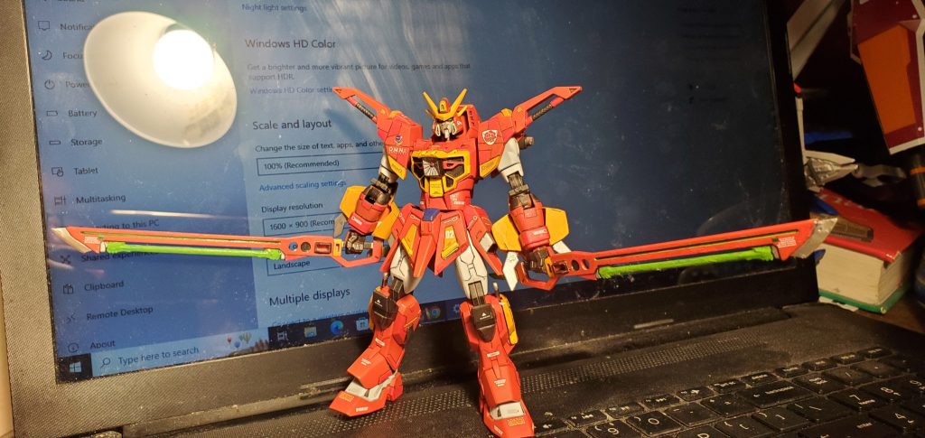 改造に関しては腰と足の数ミリの延長、両手シールドのクローの開閉ギミック、両手の関節はジャンクパーツにあったユニコーンのものを使用して可動範囲を上げました。