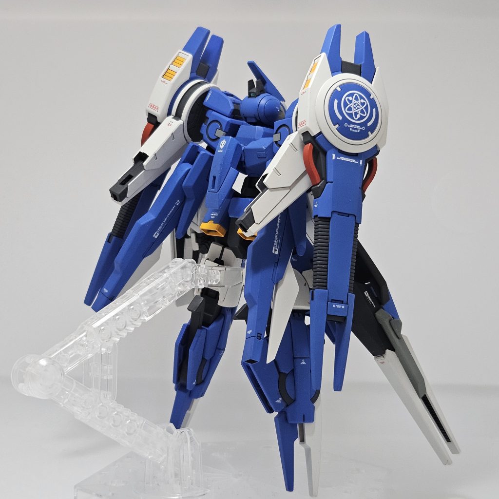 肩部・脚部を加工して取り付け、頭部に小改造を加えました。力強いシルエットになってくれて気に入っています。