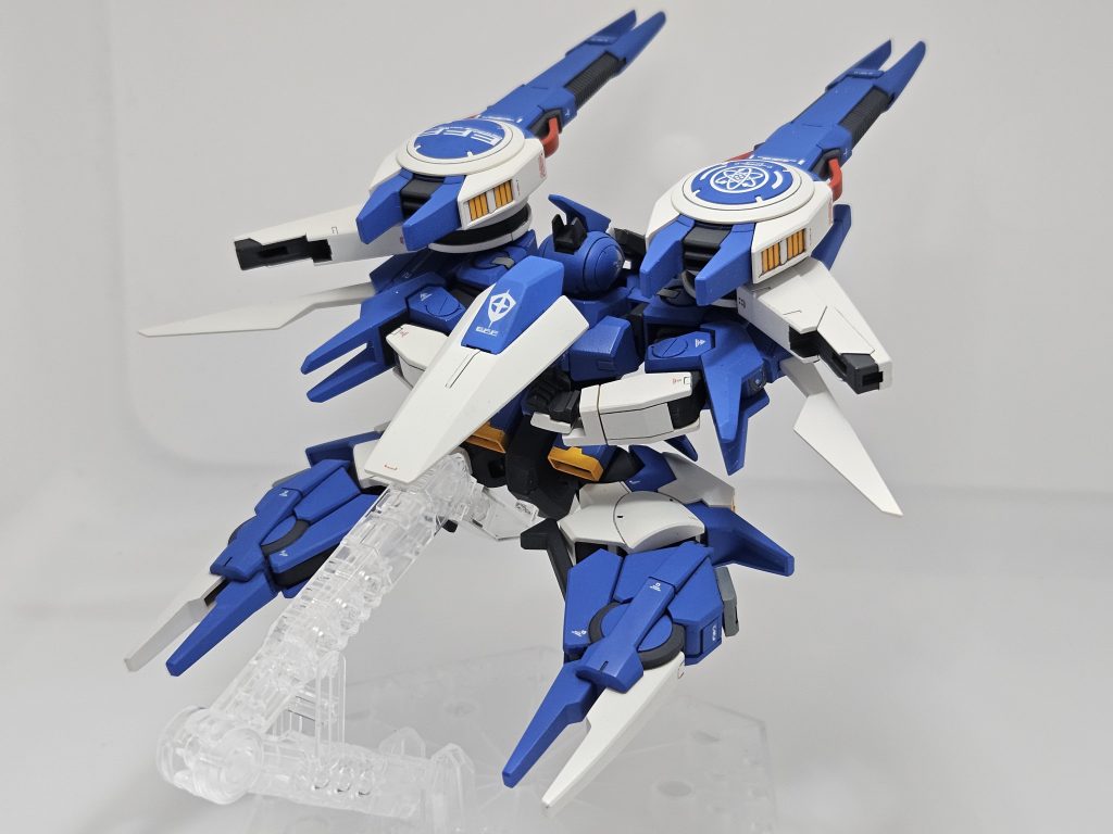 変形ももちろん可能。脚部のポジションをオリジナルから変更して、ちょっと遊び心を加えて前方にクローとして展開する事もできるようにしました。