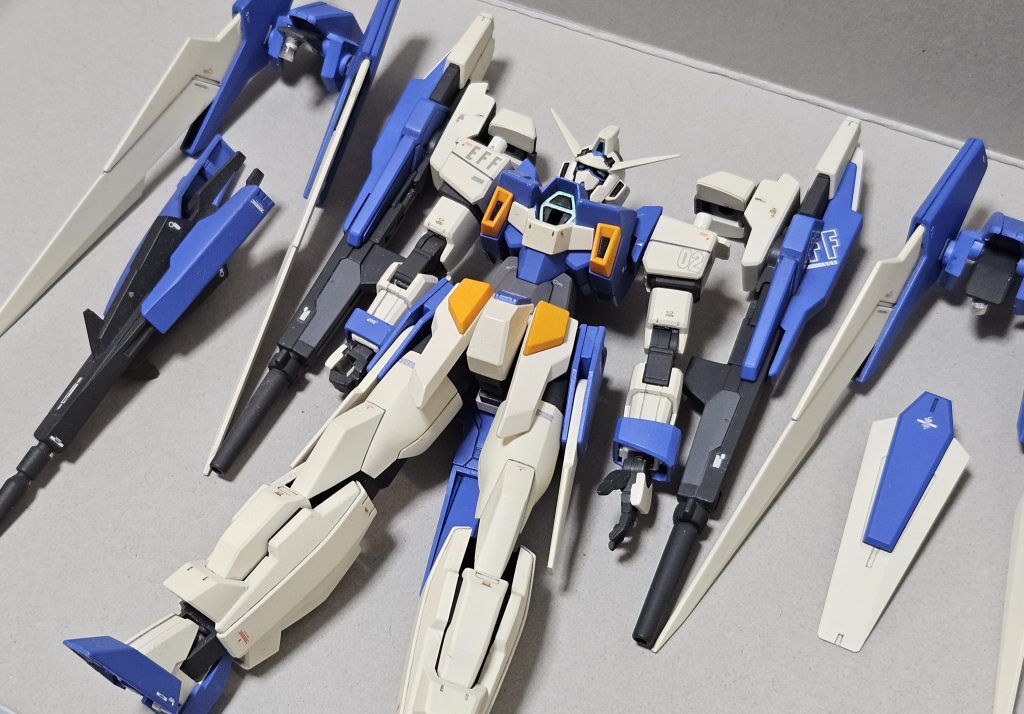 今は昔、ガンダムビルドファイターズが放映されていた頃に「自分も改造ガンプラを作りたい！」と思い立ち、初めてミキシングで製作した思い出のAGE-2を、あえて今の技術で再改造してみよう！というチャレンジで生まれたガンプラになります。ビルドシリーズの文脈としても、フェニーチェみたいに愛機を長年改造して使うスタイルにはやっぱり憧れますよね。