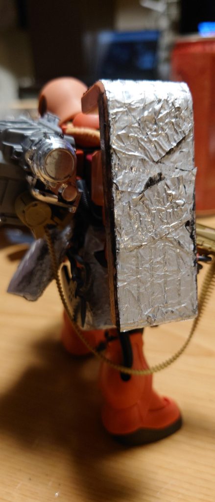 ひしゃげた装甲板を表現すべく、実験的に各所にアルミホイルを貼り付けてます。
