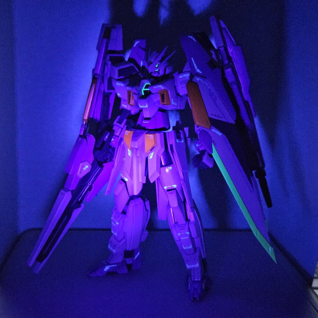 新しい試みとして、蛍光塗料と無色透明な蛍光デカールを使い、ブラックライトで特殊モードを演出……しようとしたのですが、自分の撮影環境だとどうしても格好よく撮れませんでした。なんとかしなければ……