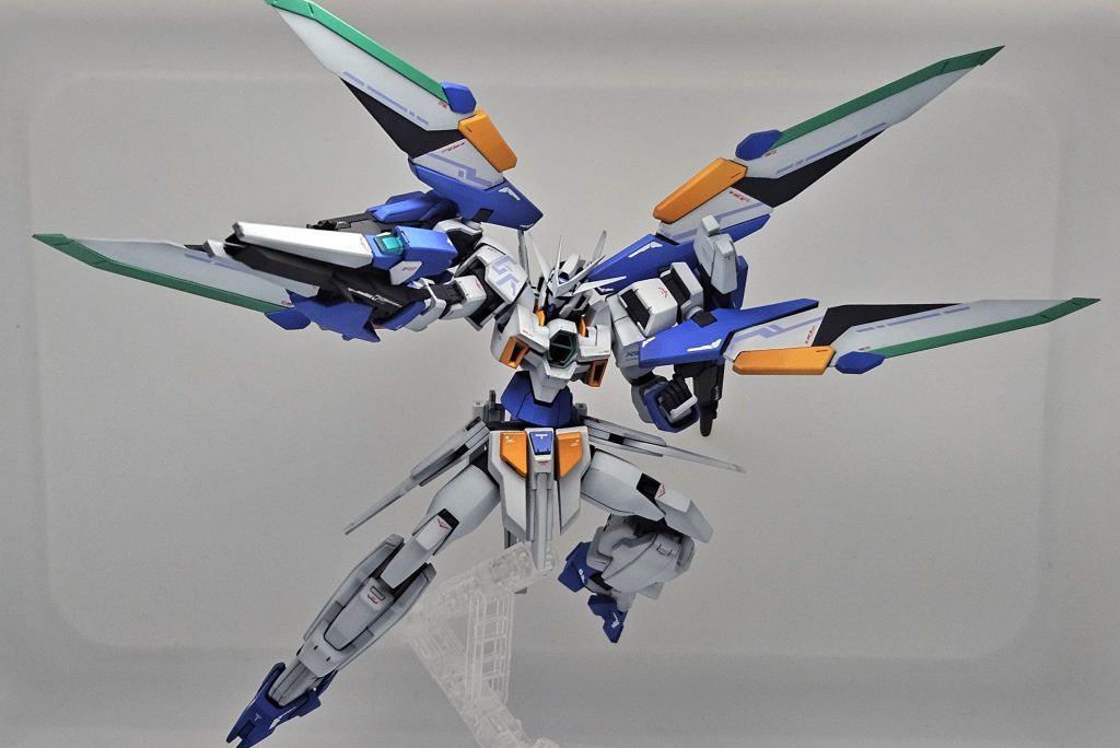 ウィングを開いて高機動モードになると、シルエットも攻撃的な印象になるよう意識しました。また、オプションとして透明プラ板を切り出し、アニメに近いイメージの大型ビームサーベルを製作しています。