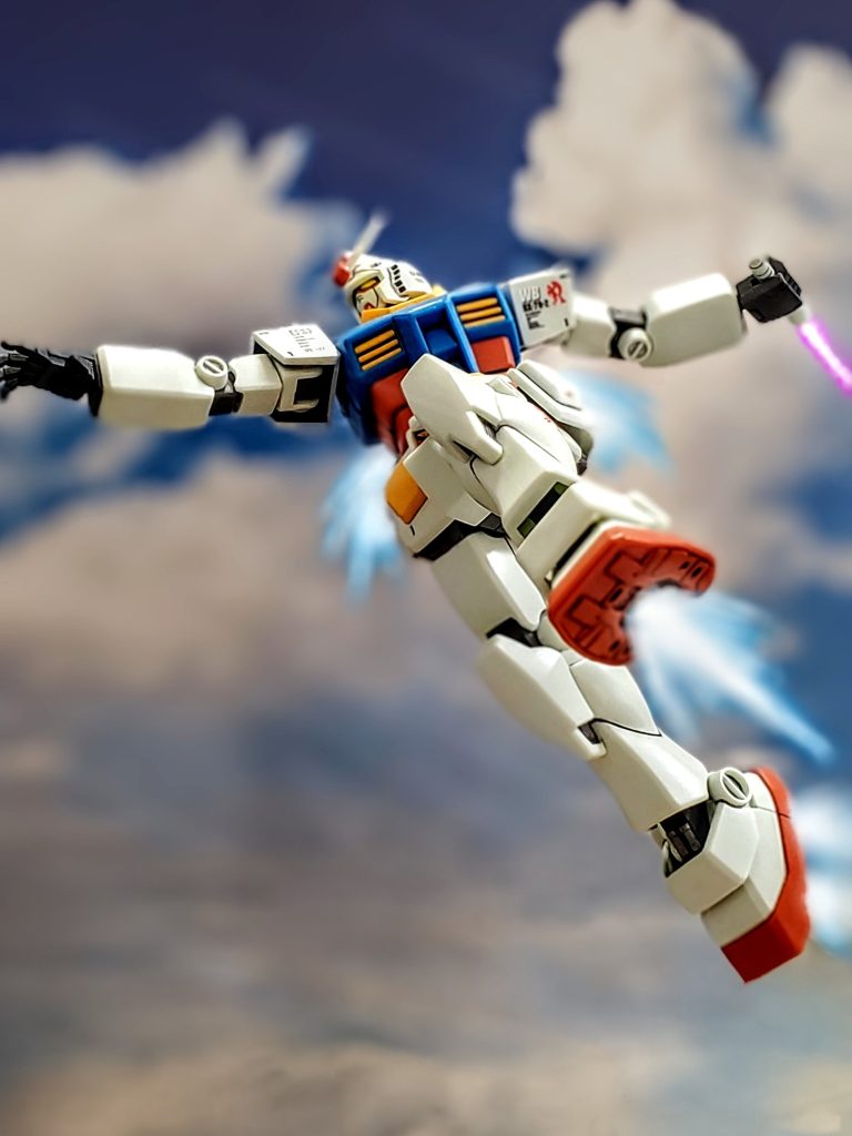 ここからは実例をいくつか紹介です🙌✨こちらはファーストガンダムの第1話のザクに飛びかかるシーンを描いたものです🎵アプリ機能を駆使してアクションベースを消し、下の地面をAI君に空に書き換えてもらい、バーニアエフェクトを描き加えて、画質の明るさを調整~👍️最後にぼかし機能で背景部分やバーニア煙をボケた状態にしました😌☘️