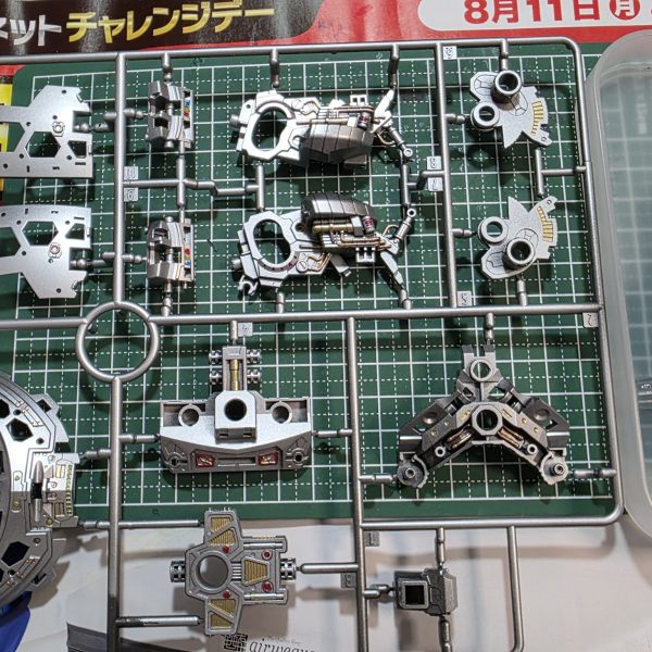 完成したら絶対に見えないところにまで造形デザインが施されているのはさすがRG。なんの因果かガンベ限定クリアカラーなもんで、せっかくだから見えないところまで塗分けてやろう、と。これまでの製作では機械系統はシルバーやガンメタで塗装していたが、ジェットエンジンの内部構造などをみると、パネルや制御系統、パイプ、ダクトなどにはカラフルな色遣いがなされているから、そのイメージで細かいところもがんばって塗分けているからみてほしい。。。（2枚目）