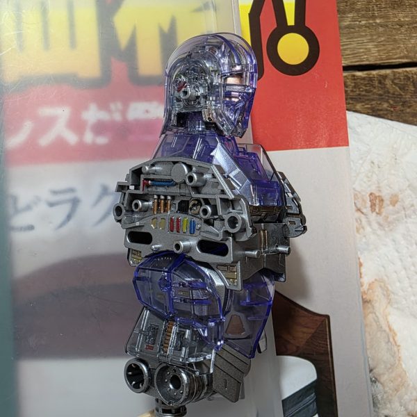 完成したら絶対に見えないところにまで造形デザインが施されているのはさすがRG。なんの因果かガンベ限定クリアカラーなもんで、せっかくだから見えないところまで塗分けてやろう、と。これまでの製作では機械系統はシルバーやガンメタで塗装していたが、ジェットエンジンの内部構造などをみると、パネルや制御系統、パイプ、ダクトなどにはカラフルな色遣いがなされているから、そのイメージで細かいところもがんばって塗分けているからみてほしい。。。（1枚目）