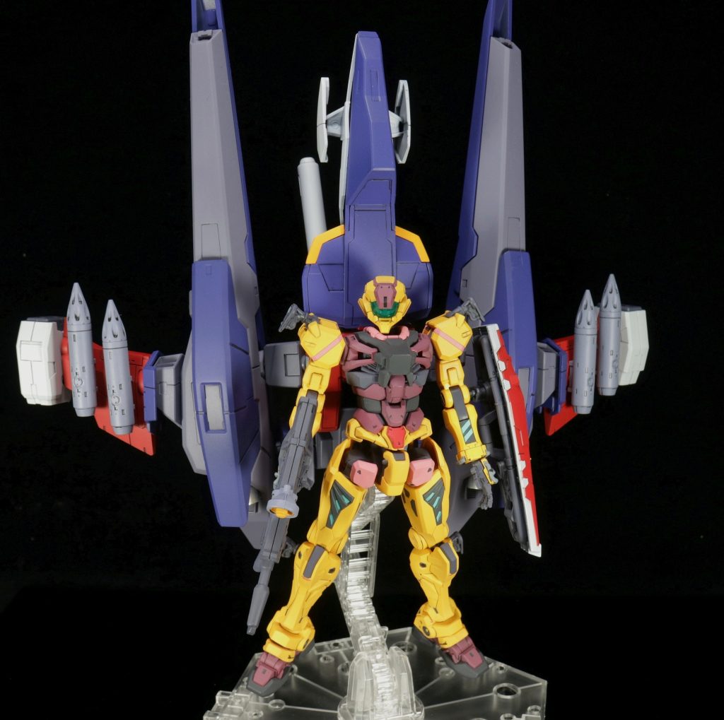 ②ガンダム・セイラ機赤いガンダムをセイラさんのノーマルスーツのイメージで塗装。背中にGパーツをイメージした装備を背負わせています。(ザラキエルより拝借)