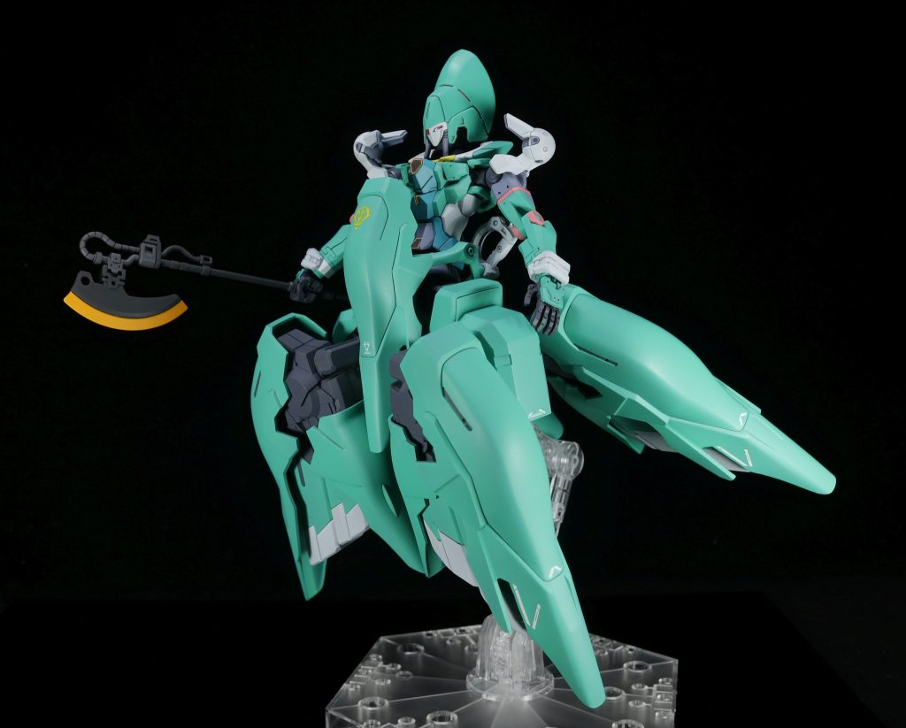 ④ジークアクス・ララァ機ガンダムを奪っていないのに、なぜか開発できてしまったジークアクス。脚の代わりにシナンジュのブースターを2セット装備。この世界線のララァは超高速で接近してヒートホークでどつきます。頭部はカルバリーテンプル ヘルミーネです。