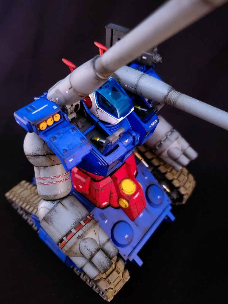 両肩に追加装甲、中距離用ミサイルポッドと機銃、光学センサー等が増設されています。