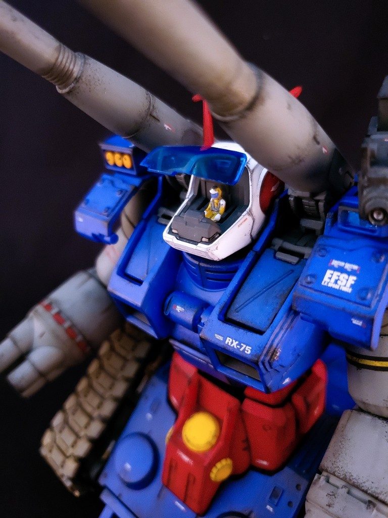 最近のスタイリッシュなガンダム、ガンキャノンと並べてもかっこよく決まるように改修したつもりです。