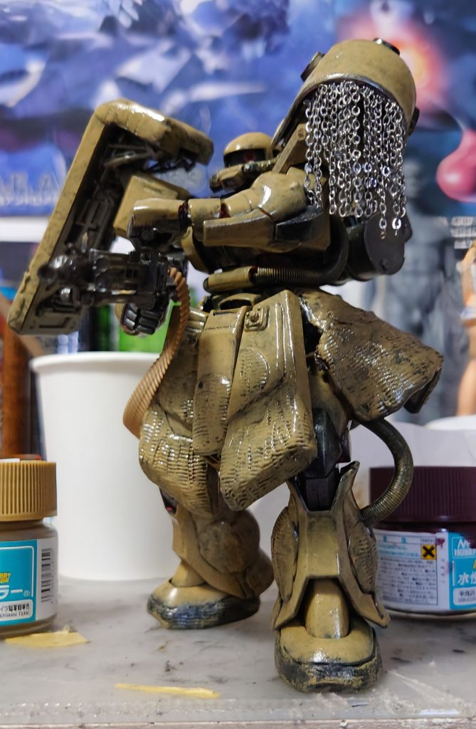 塗装は水性ホビーカラーのオリーブドラブ→ダークイエローの順でドライブラシ気味に筆塗り後、つや消し塗布。影になる部分とモールドに入り込んだ部分に下地塗装が残るように、少しずつ色を乗せてます。