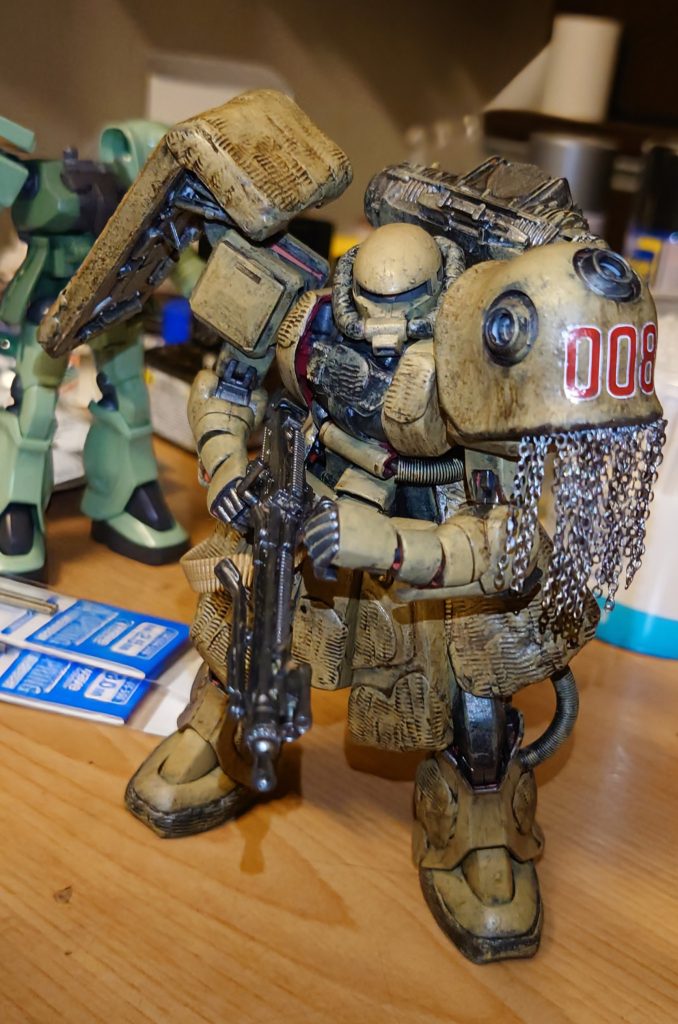 チェーンカーテンは100均の手芸用チェーンを使用。色味も相まって、ここだけメルカバみたいです(笑)