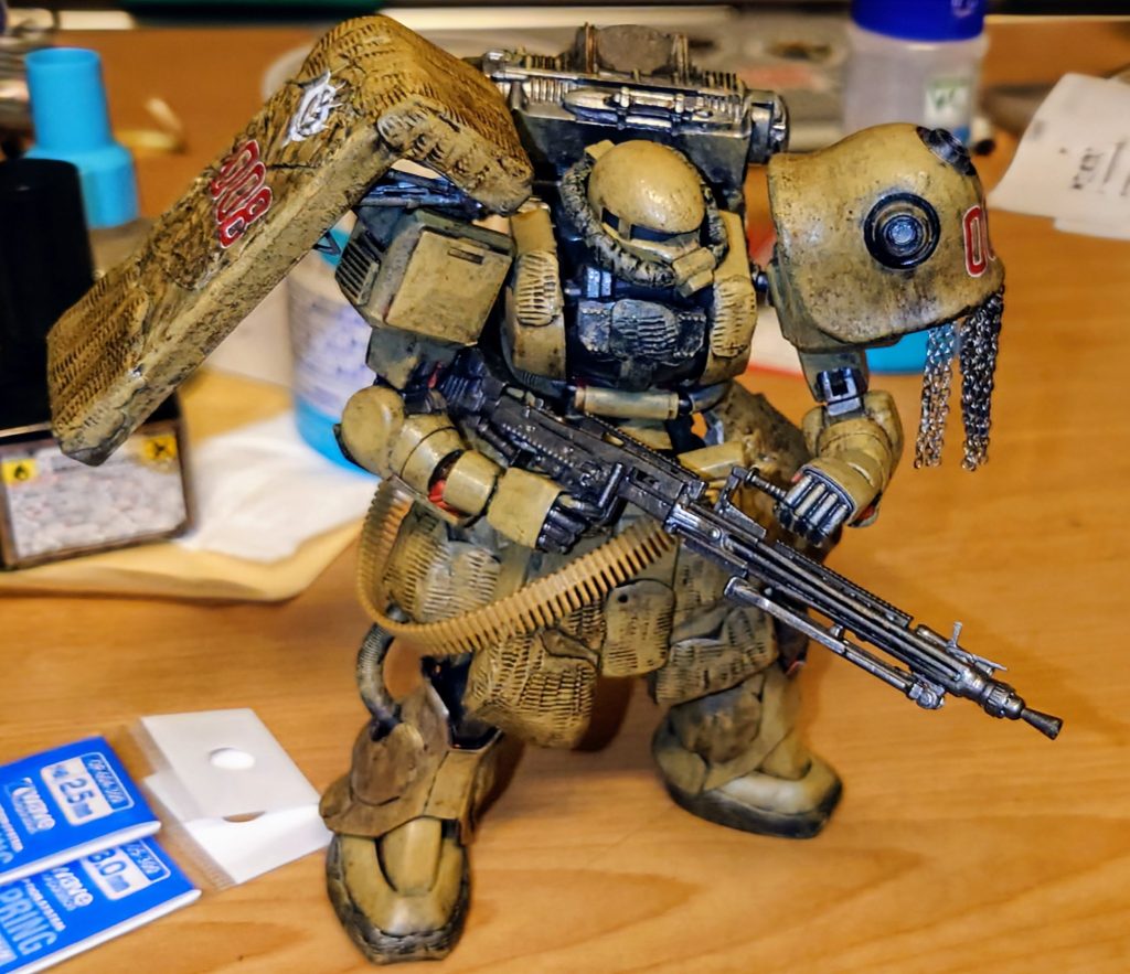 WWIIのティーガー戦車のイメージなので、全体にパテでツィメリットコーティングを施してみました。お手軽に現地改修感を演出できる上、墨入れするとディテールが映えるので気に入ってます。他、戦闘機の主脚でシールド裏をディテールアップ。武器をリトルアーモリーのMG3から拝借。