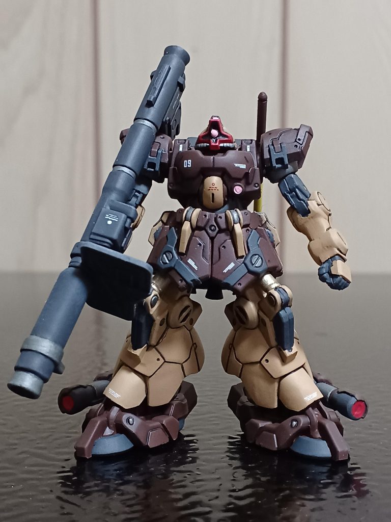 正面からです。実はこのドム・トローペン、以前に投稿させて頂いたものより先に塗装までの処理を済ませていたのですが、部屋の掃除の際に押し入れにしまいこんでしまって行方不明になってたんですよね(笑)「あれぇ?ドム・トローペンあったハズなのに?まぁ、いいや!」と2箱目を開けて先にノーマルカラーが出来ましたとさ~。←記憶力がポンコツすぎる(zaku-kao4)