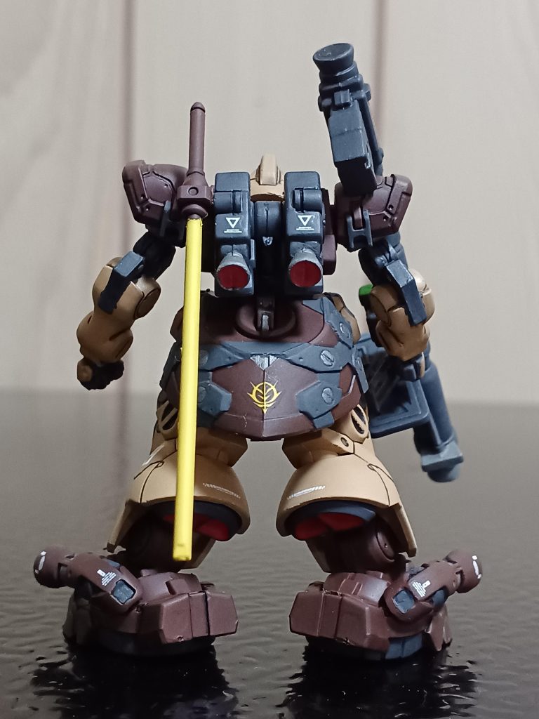 バックから。うーん、脚をもう少し綺麗に出来なかったものかねぇ...。相変わらず苦手。よっぽど早く塗装に入りたかったのでしょうね(笑)皆さんは自分の苦手なことに取り組むとき、どのように考えたり行動したりしてますか?よろしければ、教えてください(zaku-kao5)