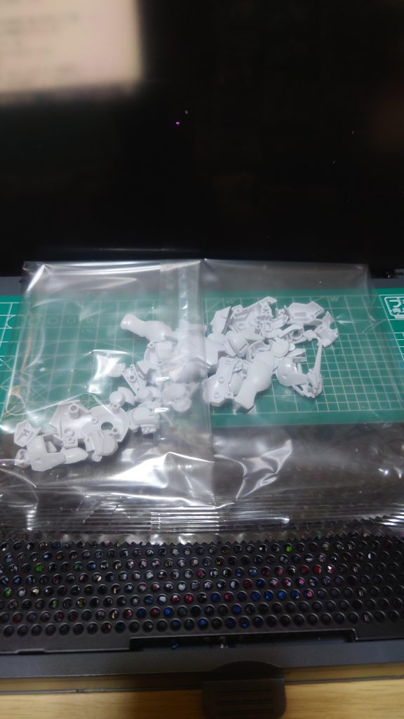 二度切りまで終わったらランナーの入ってた袋に入れます。パーツ毎だったり色毎だったり、ミキシングパーツ毎だったり