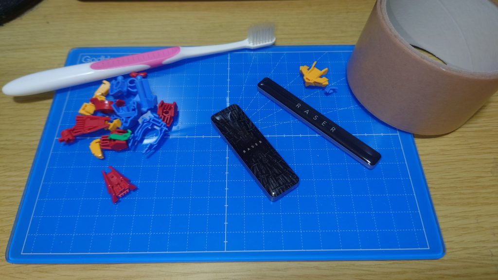 ゲート処理。面倒くさいのでこの作業が一番キライ。使っている道具は・ゴッドハンド ガラスマット ～ ゲート処理以降の作業用。メインの使い方はマスキングだけど、研磨粉の処理が楽になった・GUNPRIMER RASER PLUS ～ ガラスやすり。軽く当ててヤスるだけであっという間に処理できる、研磨力高めの良品。ほぼコイツだけでゲート処理してる・GUNPRIMER RASER ORIJIN ～ パーツ形状のせいでPLUSの方だと研磨しにくい箇所を処理する用・ガムテープ ～ 適当に買ったやつ。ガラスやすりにペタッと貼って研磨の際に出た粉を取る掃除用