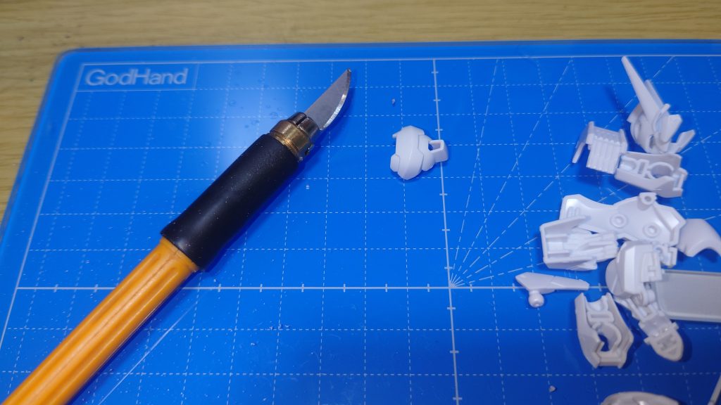 エアリアルの後頭部は上の2種のガラスやすりだと入らないのでデザインナイフで処理。使っている道具は・オルファ アートナイフ ～ヤスるのが難しい箇所用。個人的な感覚から曲刃が使いやすかった