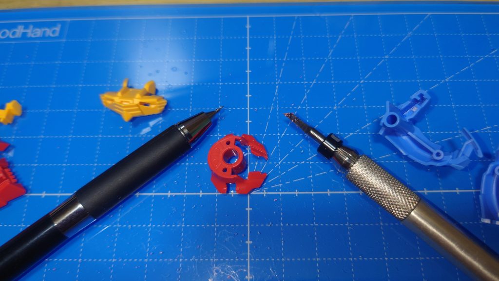 ゲート処理が終わったらスジボリ。苦手だけど楽しくて好きな作業。使っている道具は・GUNPRIMER GRIDA ～ ペン型のマイクロチゼル。溝の掘り直しよりはパーツの段差部分や曲線部分を掘るのが得意。サクサク掘れて使いやすい・ファンテック スジボリカーバイト ～溝の掘り直し用。0.2mmと0.15mmの2つを溝の幅で使い分けちなみに合わせ目処理とか表面処理は面倒くさいのでほぼやってません