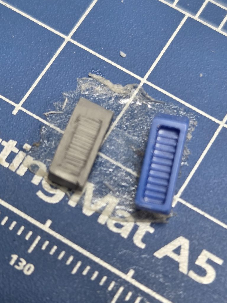 今回何個もパーツ無くしてしまって、仕方ないからプラバンで自作してます