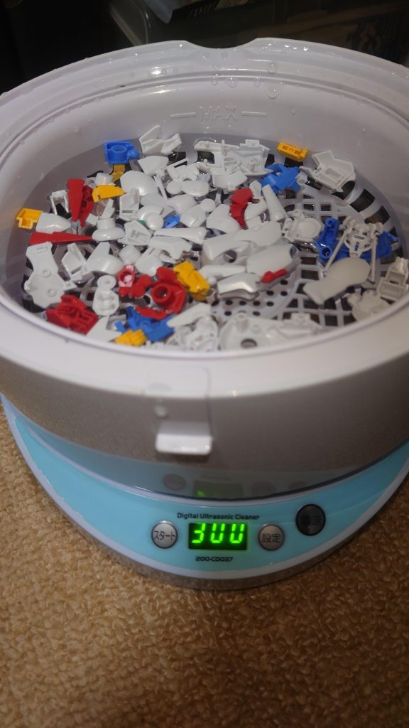 スジボリが完了したらパーツ洗浄。ゲート処理とかスジボリで意外と粉とから汚れがあるので毎回洗ってます。使っているのは・サンワダイレクト 超音波洗浄機 ～ そのまんま。時間長い方が汚れが落ちやすいのではと無駄(？)に300秒洗浄。洗剤は入れなくても問題なくゴミは落とせます