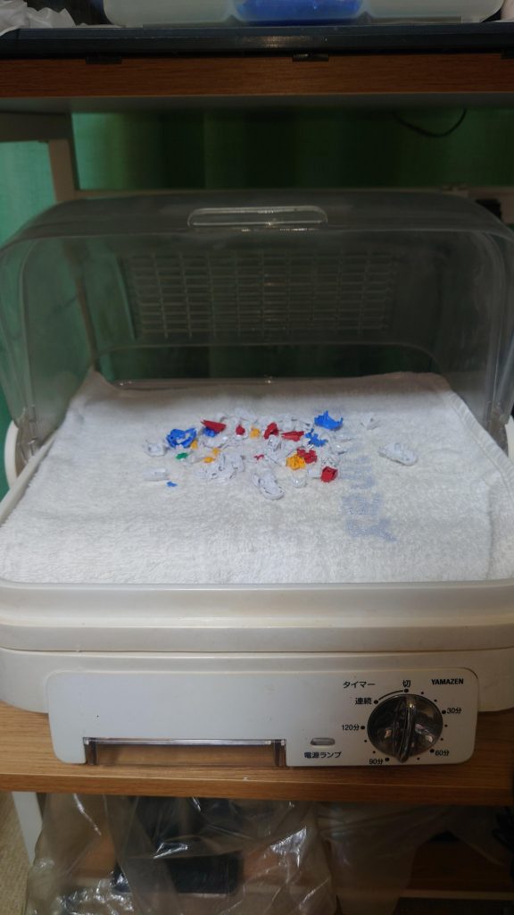洗浄したパーツはキッチリ乾かします。使っているのは・山善 食器乾燥機 ～これってプラモ用乾燥機ですよね？