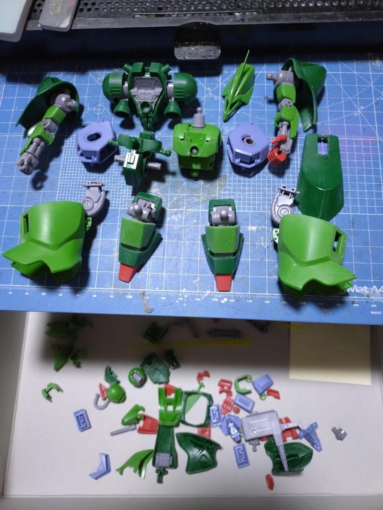 制作開始した段階です表面のヒケ取りを毎回行っています。大体のアッセンブリ毎にまとめてみました。この段階では鮮やかなグリーンでした・・・