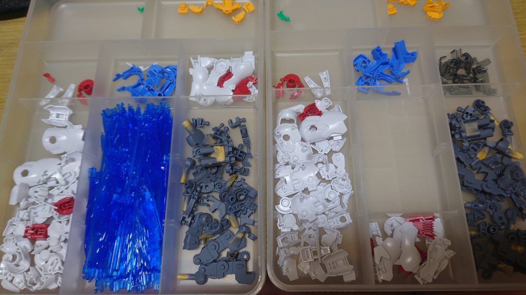 パーツが乾燥したら塗装準備。塗り分ける色毎にパーツを仕分けます。使っているのは・プラモ向上委員会 仕分けトレイ ～仕分け用。切り出して二度切り前のパーツを入れたりにも使ってます。仕切り位置を変えられるので大きいパーツも入ります。ただしミキシング時はパーツ量過多で溢れる時もあります