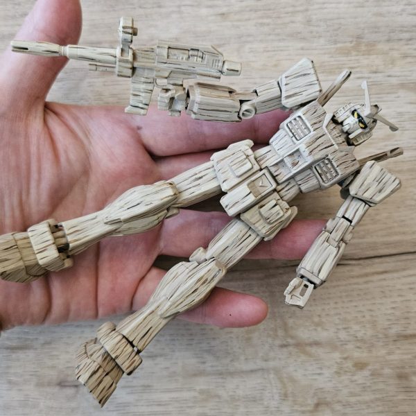 エコプラ木目調ガンダム（ライトウッド）