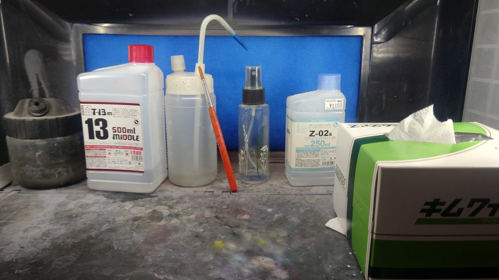 エアブラシは洗浄が必須。1色塗るごとに毎回洗浄しています。使っているのは・ガイアノーツ マイルドツールウォッシュ + ガス抜き洗瓶・クレオス Mr.エアブラシ メンテナンスセット　の筆・キムワイプツールウォッシュをいちいちスポイトで入れるのは面倒+注ぎやすいのでボトルに移す方が楽です。ティッシュだと毛羽が出やすいのでキムワイプを使う方がいいと思います。筆についてはエアブラシのカップ内を洗う専用です。内部を傷つけることがない(あるいは少ない)のでガシガシ使ってます筆とキムワイプの間にあるのは100均で買ったプッシュボトルに・ガイアノーツ エアクリーニングリキッドを入れてます。塗装後の匂い対策として使ってます。効果は・・・よくわかりません。気休めかな