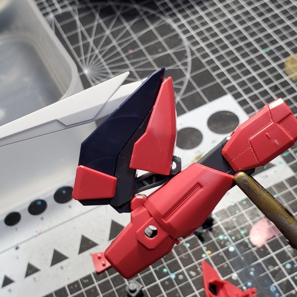 腕完成 ちょこちょこディテール追加しました。暗いネイビーを作ろうとして、色々混ぜまくって謎色になったのですが、塗ってみたら意外と合ってました。 次は足やります……ほとんど同じパーツ（腕と）…… （4枚目）