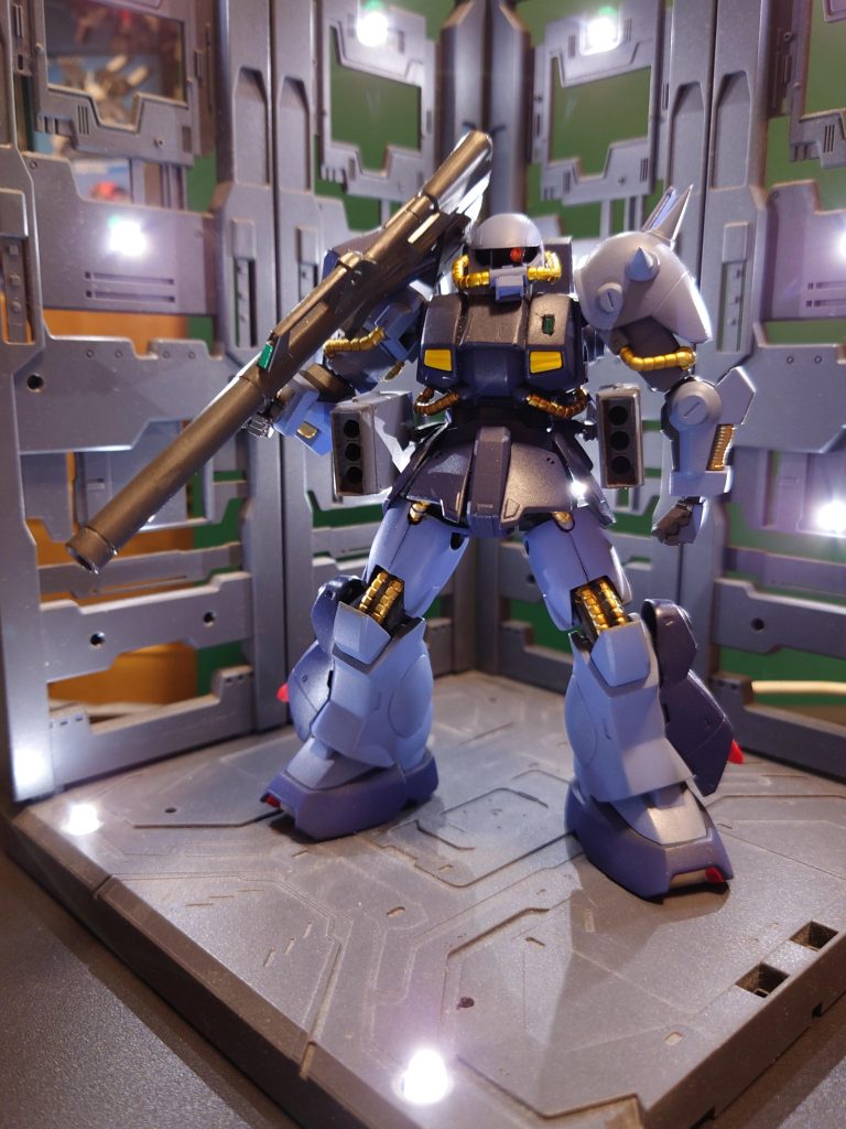 …実はこのハイザックと言う機体、大嫌いなんですが…(汗)だって、連邦製のザクなんて「連邦に下ったのか…」どころの騒ぎではありません！しかし、やると決めたからには…レギュレーション的にAOZ版のキットは使えないので、初期HGで挑みました。ティターンズ版の緑は数名のエントリーが有った模様ですが…連邦軍カラーは私だけでしたので好きにやらせていただきました(笑)旧武器セットから、ミサイルポッドとガンダムマークⅡ用のバズーカをチョイス。ザクには実弾兵器が良く似合います。 