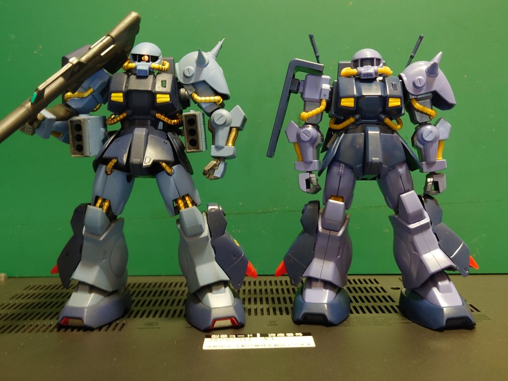 素組との比較です。・モノアイ可動＆発光・口部ダクト作り直し・首基部追加・肩スパイク金属パーツ化・肩＆胸部スイング追加・胸部センサー作り直し＆発光・バックパック取り付け位置変更・股間にスタンド用3ミリ穴・3ミリ穴ディテールアップパーツ埋込・大腿部幅増し＆ロール軸追加、動力パイプ別パーツ化…ヤラレメカなのにやり過ぎですか？(笑)