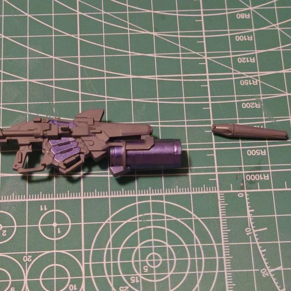 HGのガンプラに部分塗装をしてまして……ルンルン気分でマスキングを剥がしたら……ポロ……🤔？………「 イヤぁぁぁぁ」
