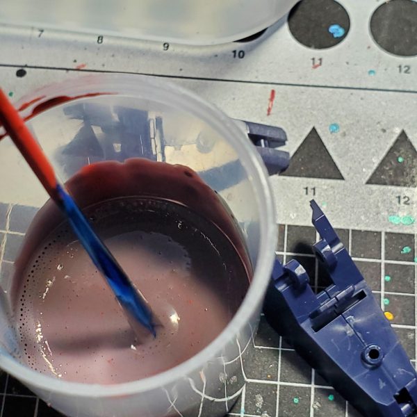 腕完成 ちょこちょこディテール追加しました。暗いネイビーを作ろうとして、色々混ぜまくって謎色になったのですが、塗ってみたら意外と合ってました。 次は足やります……ほとんど同じパーツ（腕と）…… （3枚目）