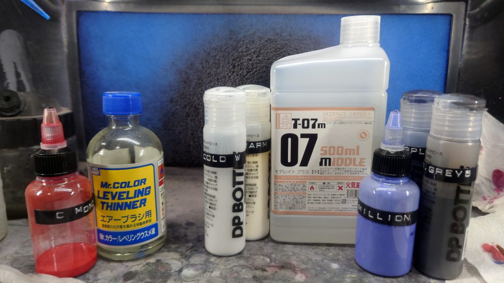 ソリッドやクリア・蛍光塗料のガイアノーツ系は・ガイアノーツ モデレイトプラスクレオスのラッカー系は・クレオス Mr.カラー レベリングうすめ液 エアーブラシ用で希釈しています白黒以外のカラーはAmazonで適当にポチッたドロッパーボトルに・クレオス Mr.攪拌用メタルボールを2個入れてます。希釈した塗料の入っているボトルにはダイモテープで色名を貼り付けています。これがないと似た色と間違えたり、ラッカーと水性を間違えてしまいます(実際に間違えました)