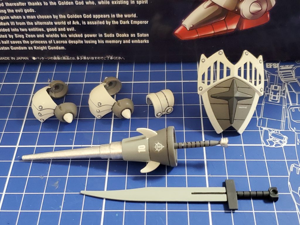 続いて本日の目玉の改修パーツ~🤩✨騎士といえば槍、剣、盾、甲冑‼️これをいかにして用意するか色々と悩んでいるところに積んで温存していたSD騎士ガンダムが目に入り、これならばイメージに合いそうと採用に踏みきりました👍️肩アーマーは丸いギャンの肩に合うよう切って削って調整~🎵右腕手首はギャンタイプの大事な部分なのでガードカバーを用意❕ヒート剣はグフカスタムから有り難く頂戴し、ナイトシールド側を少し調整して収納出来るよう改修いたしました🙇✨