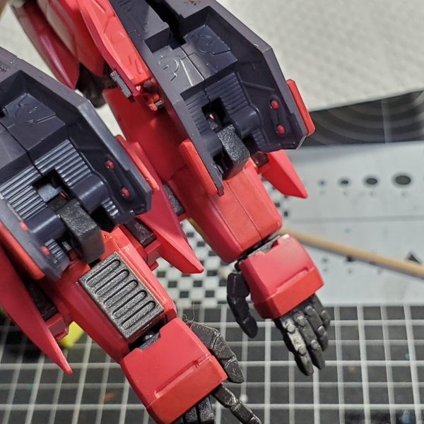 腕完成 ちょこちょこディテール追加しました。暗いネイビーを作ろうとして、色々混ぜまくって謎色になったのですが、塗ってみたら意外と合ってました。 次は足やります……ほとんど同じパーツ（腕と）…… （2枚目）
