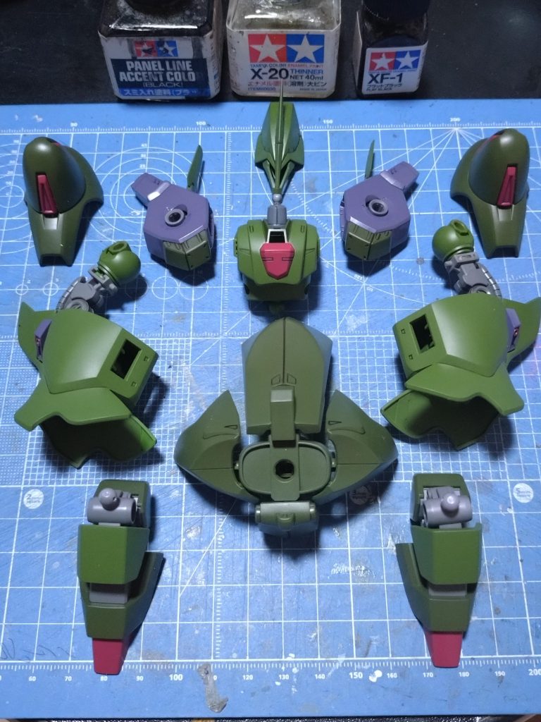 今回もサーフェイサーなしの直接塗装、元の色が鮮やかだったので我が家の他キット同様に暗めのダークグリーンカラーを選択して全塗装実施パープルはドムを塗るために購入していたダークパープルが似合ったのでそのまま採用しました。