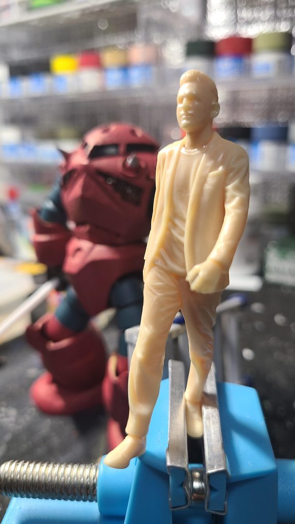 作品名：<p>ヤンキー上がりのベンチャー社長って感じだな！ 後ろはアイデア煮詰め中のズゴック！ 18時20分 写真追加 ジオラマのパイロット役として採用したつもりがとんでもない事になってしまいました…… </p>
