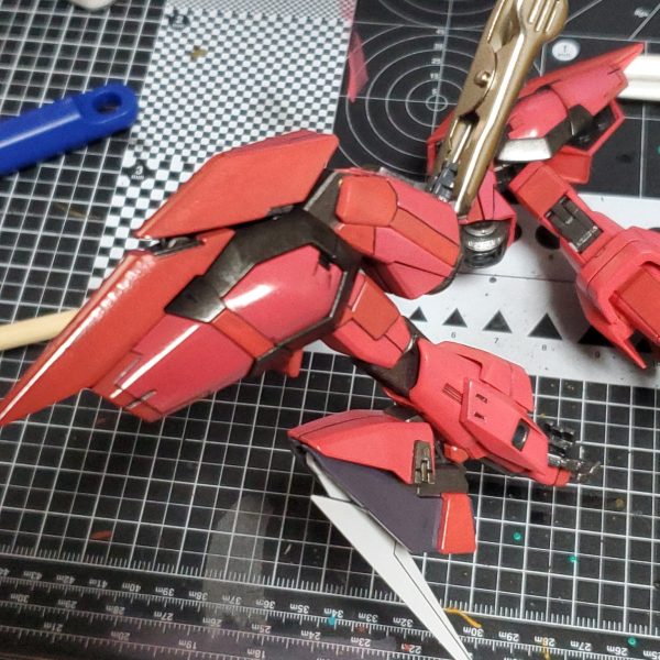 腕完成 ちょこちょこディテール追加しました。暗いネイビーを作ろうとして、色々混ぜまくって謎色になったのですが、塗ってみたら意外と合ってました。 次は足やります……ほとんど同じパーツ（腕と）…… （1枚目）