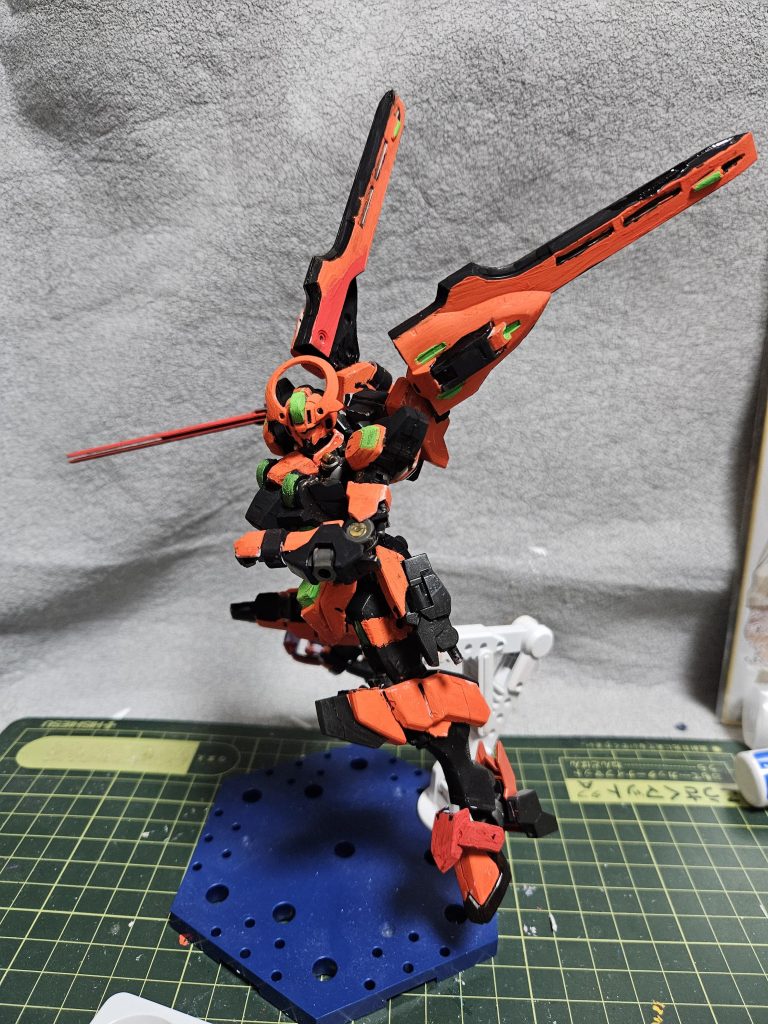 今回シュバルゼッテを利用し、胴体延長とバックパックの新調をしました。シュバルゼッテの剣を分けた姿を翼に見立てました