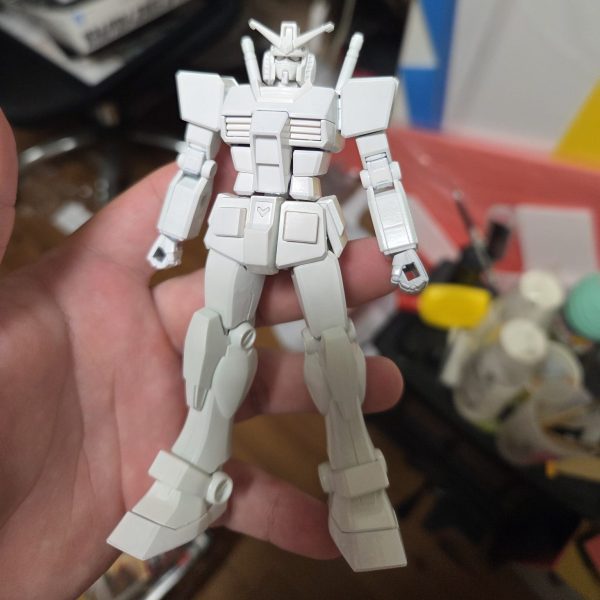 エントリーグレードのガンダムで漫画塗りをやりたく真っ白に塗装しました。