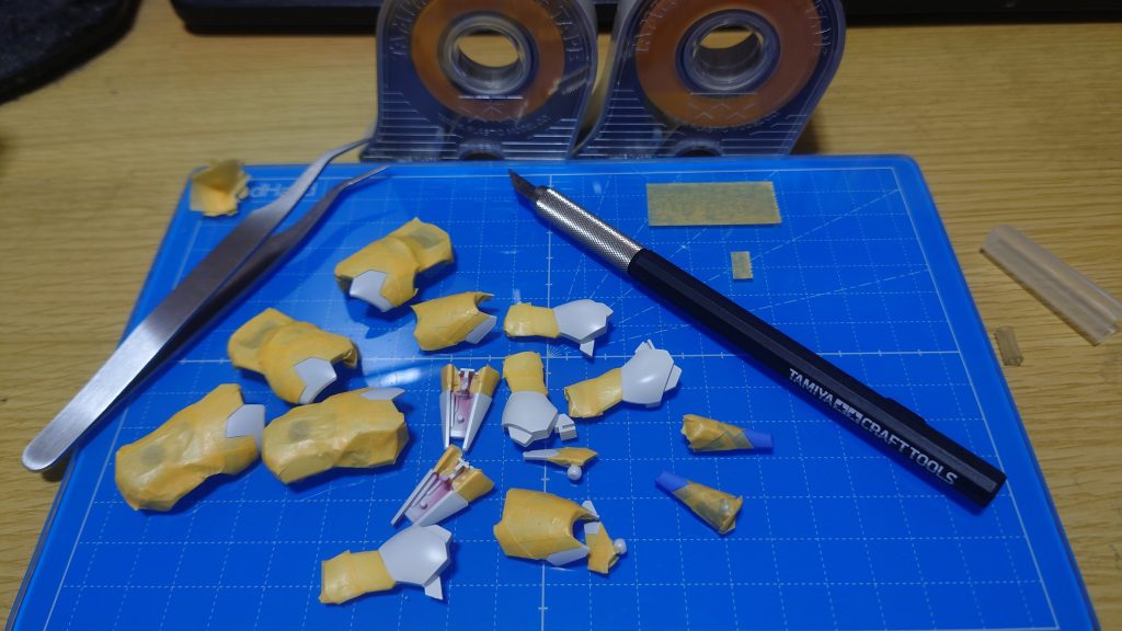 一通り塗ったら塗分け。必要な塗分けたいパーツにマスキングしていきます。キッチリ塗り分けたいのでメッチャ気を使ってます。使っているのは・タミヤ クラフトピンセット・タミヤ モデラーズナイフ・タミヤ マスキングテープ 6mm & 18mm普通のカッターマットだとナイフ跡がついてテープの切り出しの時にガタつくのでガラスマットの方が作業しやすいです。またナイフについてはゲート処理用とは別にしています。切れ味確保と作業内容が別という意識を持ちたいからです