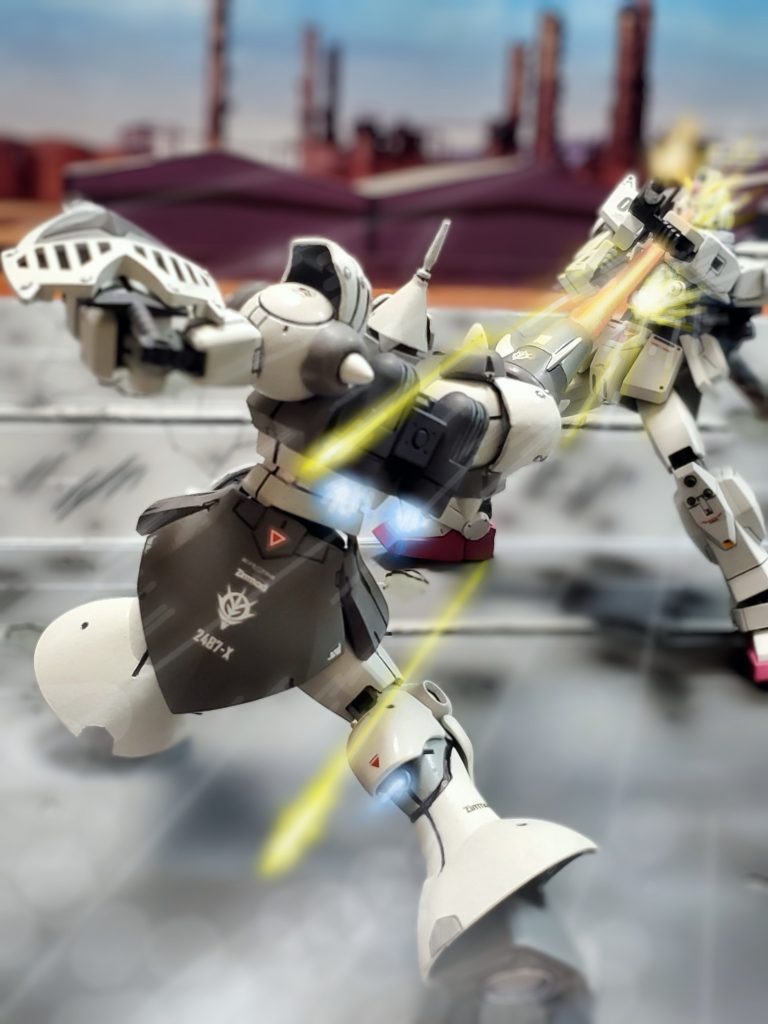 ハクジ及びギャンに備えられてる独自のシステム『流体パルスアクセラレーター』により人間に近い軽快なステップで射線をかわし敵の懐に飛び込むハクジ❗そして素早い動きから放たれたヒートランスは連邦軍MSの腹部に刺さり、溶断しながらそのまま頭部へと突き抜ける💥連邦のRX-78との対峙を見据えて開発された機体ポテンシャルはニムバス大尉の操縦技術も相まって、量産型を寄せつけない性能を発揮していた‼️