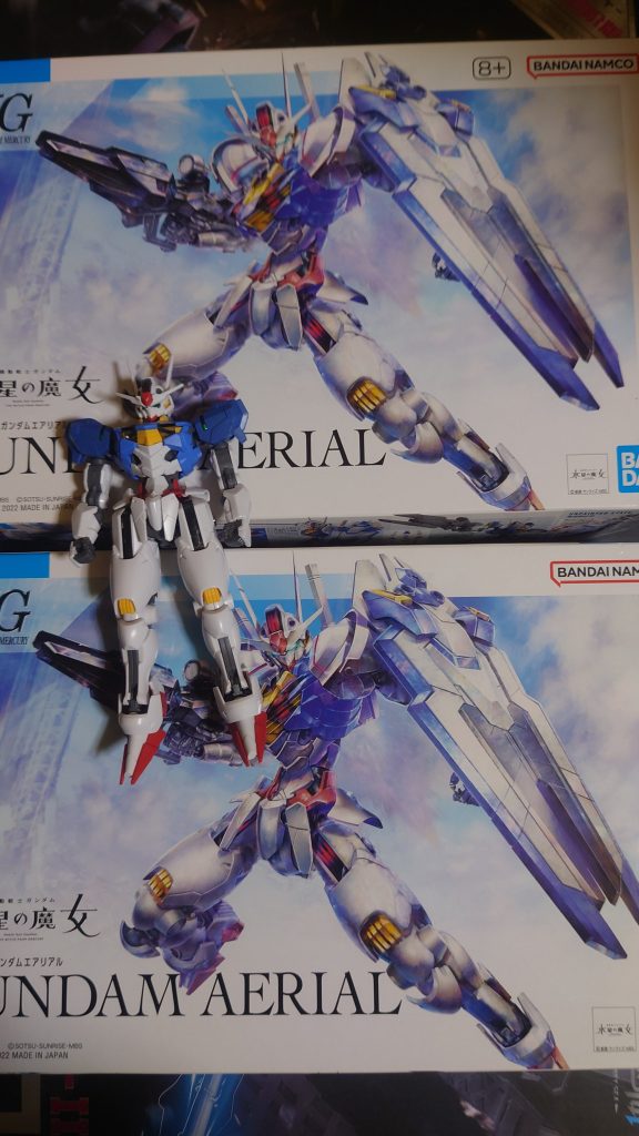 まずは作りたいガンプラを用意する(当たり前)のと素組を1体用意し改造とか)今回は白いエアリアルと黒いエアリアルの2体を作ってみようと思い買いました写っているのはミキシングとかカラー案とか考えるようの素体です。コイツにあれこれパーツを組み合わせてイメージを膨らませています