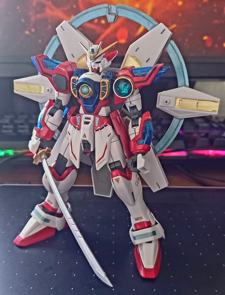 肩、胸にはwaveのレンズパーツを使用。肩の部分には100均で売ってる漢字のシールを貼ってみました。胸のコアやネプテイトウェポンズの輪、細かい部分にはガンダムマーカーEXホロブルーを使っています。プラフスキー粒子の輝きをイメージしてみました。