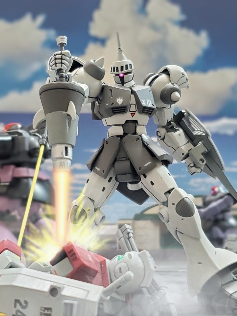 『歓迎の宴はもう終わりか?』イフリート改には劣るものの、ハクジの性能に満足げな笑みを浮かべ、まだ動くジムにヒートランスを突き立て息の根を止めるニムバス大尉。次々に連邦軍MSをなぎ払い堂々と基地最深部へと進むジオン特務部隊であった。『どうだ?クルストは発見出来たか?』連邦の抵抗も弱まり索敵担当の部下のドムに通信するニムバス大尉。